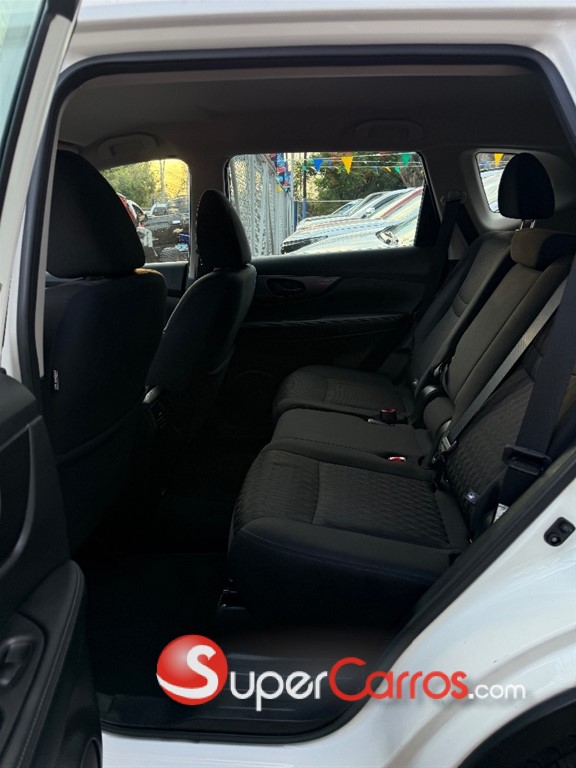 2020 Nissan Rogue SV — foto 9 / 12