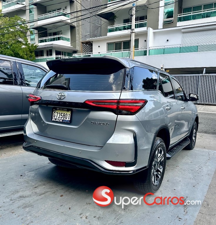 2024 Toyota Fortuner DIAMOND — foto 8 / 11