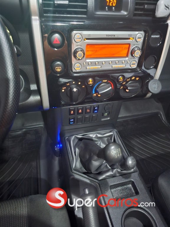 2013 Toyota FJ Cruiser — foto 8 / 11
