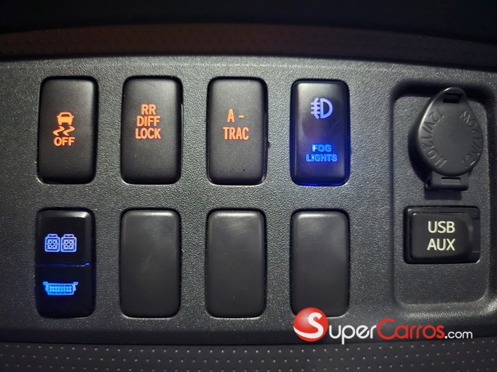 2013 Toyota FJ Cruiser — foto 9 / 11