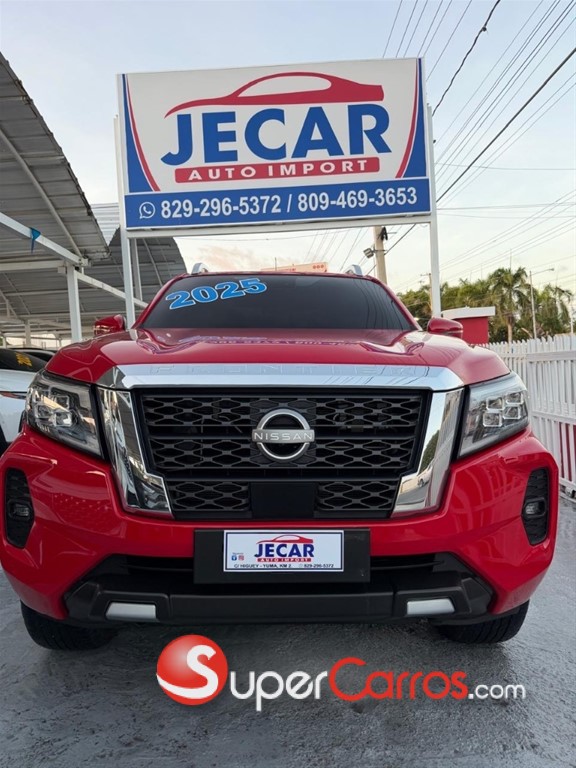 2025 Nissan Frontier LE — foto 2 / 12