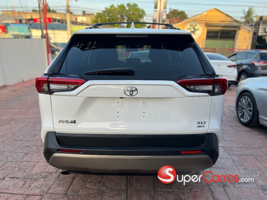 2020 Toyota RAV4 XLE Premium — foto 8 / 11