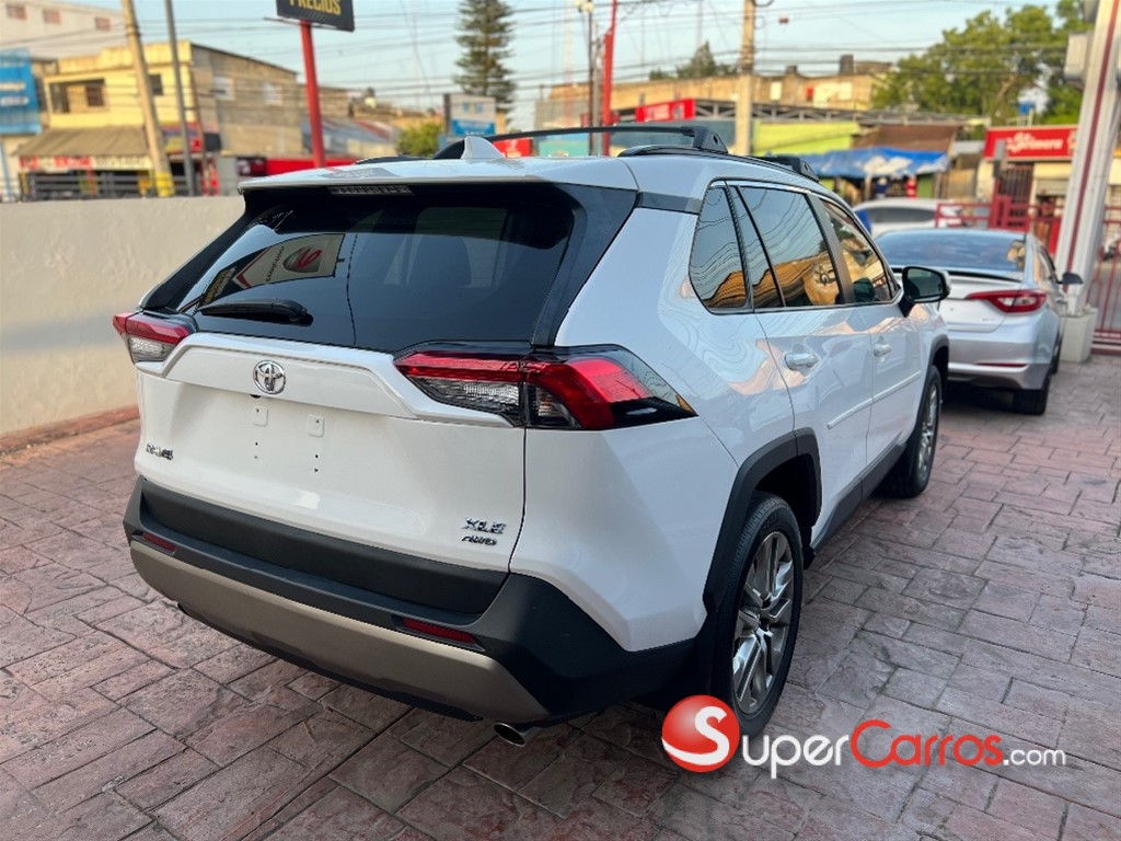2020 Toyota RAV4 XLE Premium — foto 9 / 11