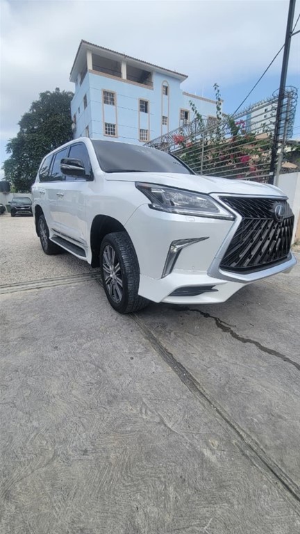2017 Lexus LX 570 Sport Plus — foto 2 / 10
