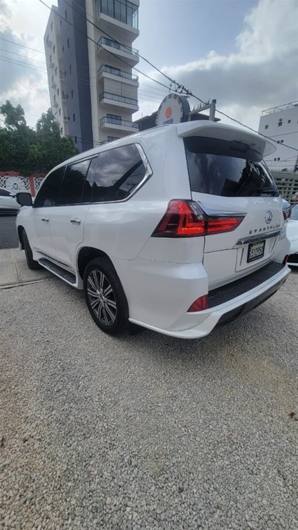 2017 Lexus LX 570 Sport Plus — foto 4 / 10