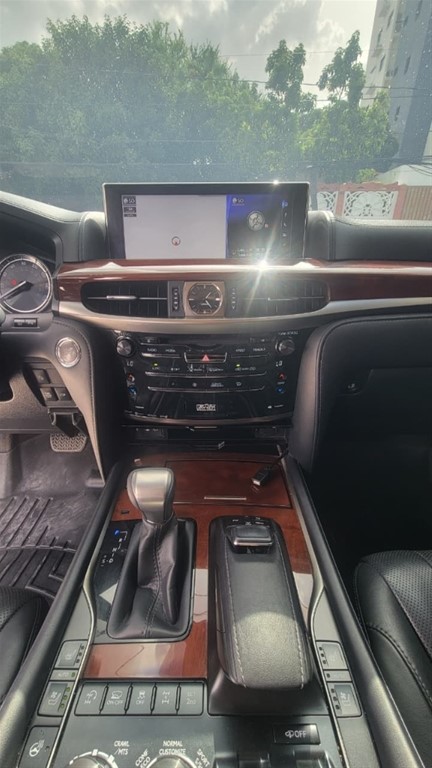 2017 Lexus LX 570 Sport Plus — foto 6 / 10