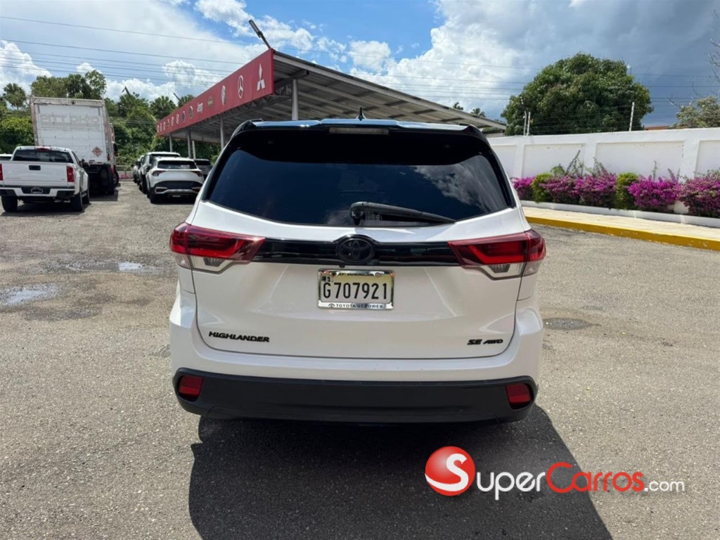 2019 Toyota Highlander SE — foto 4 / 7