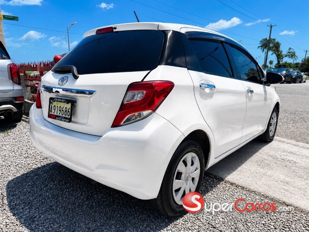 2015 Toyota VITZ — foto 3 / 8