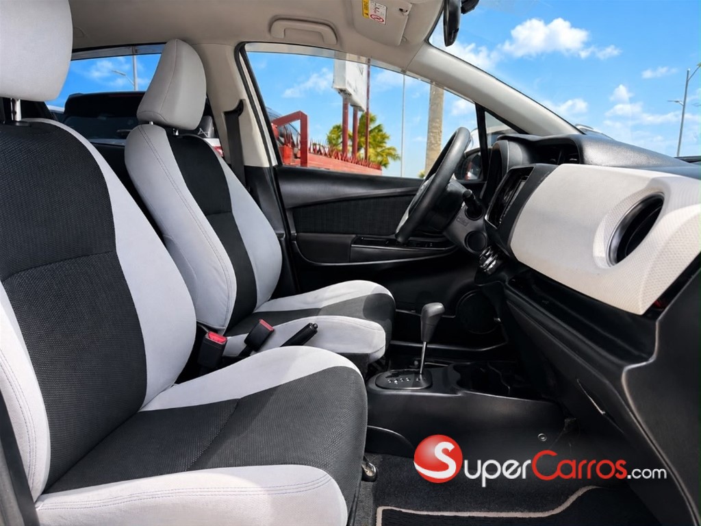 2015 Toyota VITZ — foto 5 / 8