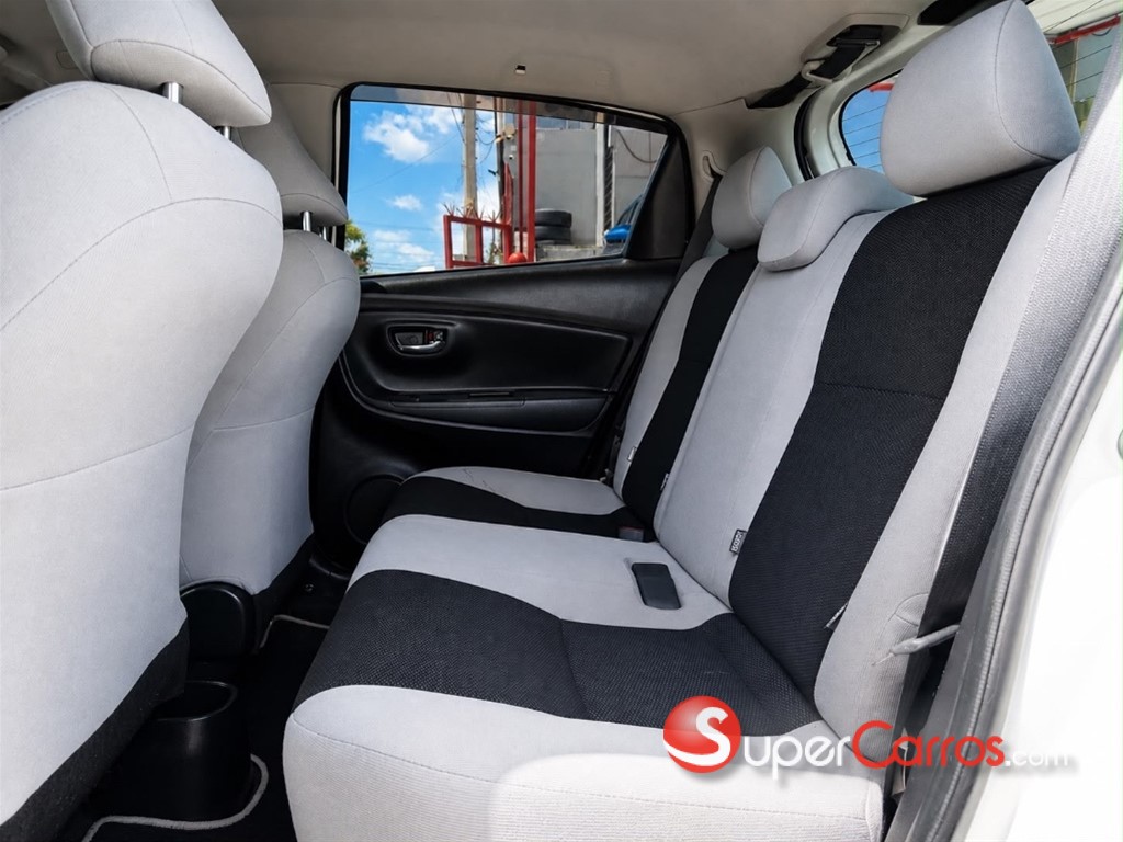 2015 Toyota VITZ — foto 6 / 8