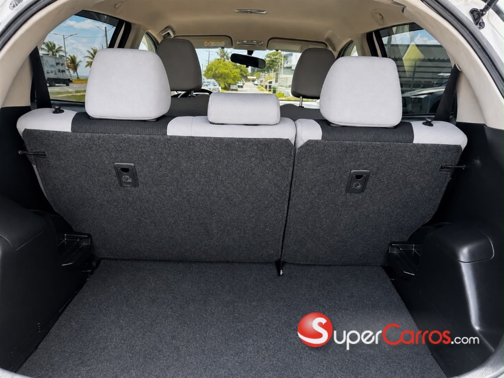 2015 Toyota VITZ — foto 7 / 8