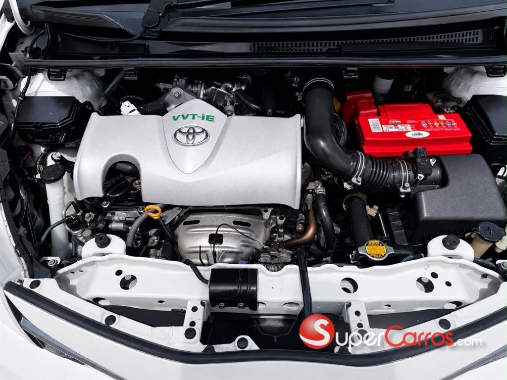 2015 Toyota VITZ — foto 8 / 8