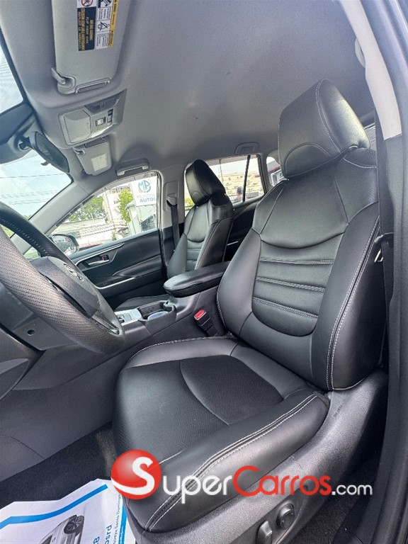 2021 Toyota RAV4 XLE Premium — foto 10 / 12