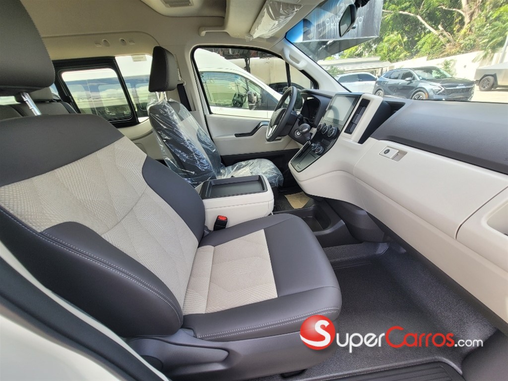 2027 Toyota Hiace GL — foto 7 / 11