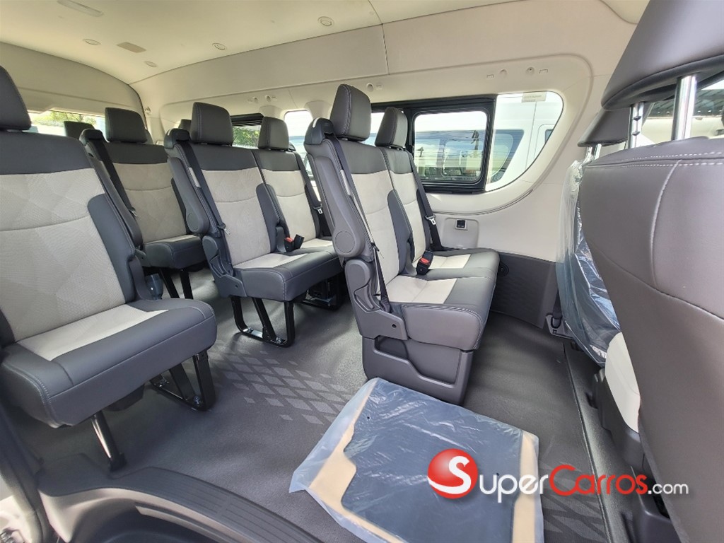2027 Toyota Hiace GL — foto 8 / 11