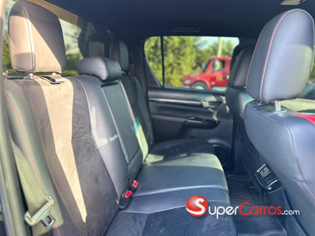 2025 Toyota Hilux GR Sport — foto 8 / 10