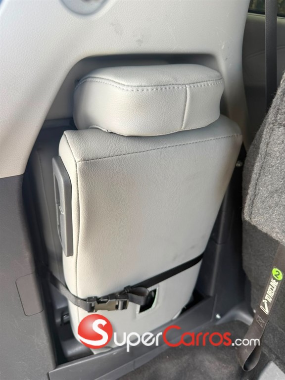 2021 Toyota Sienna LE — foto 2 / 12