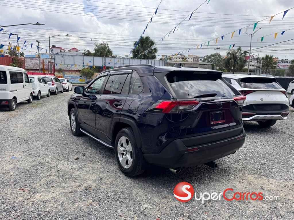 2020 Toyota RAV4 XLE — foto 9 / 12
