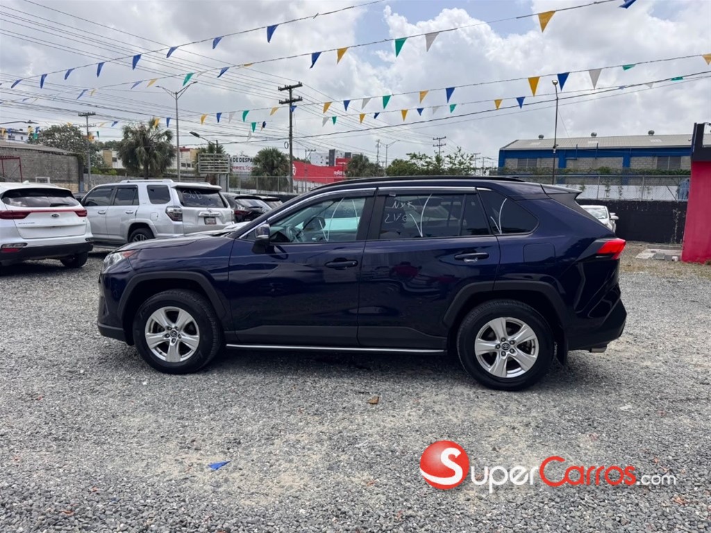 2020 Toyota RAV4 XLE — foto 10 / 12