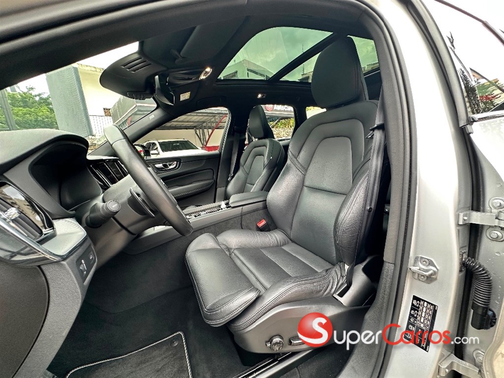 2020 Volvo XC60 R Design — foto 5 / 9