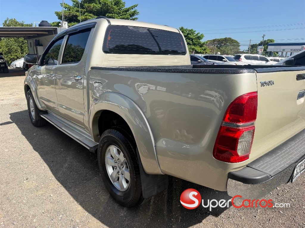 2014 Toyota Hilux SRV — foto 9 / 12