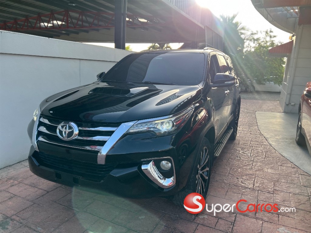 2017 Toyota Fortuner SRV — foto 1 / 11