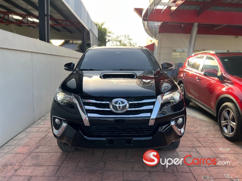 2017 Toyota Fortuner SRV — foto 2 / 11