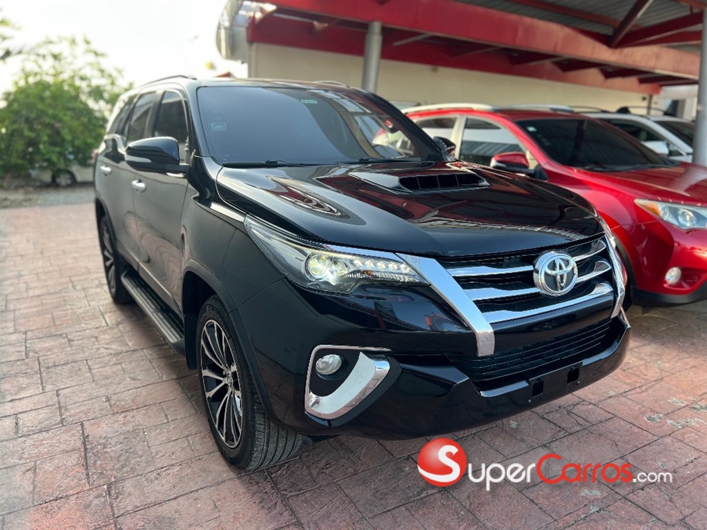 2017 Toyota Fortuner SRV — foto 3 / 11