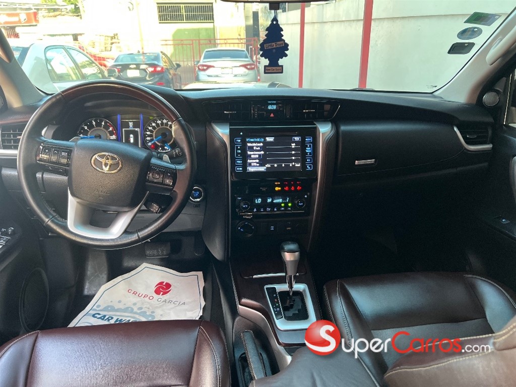 2017 Toyota Fortuner SRV — foto 4 / 11