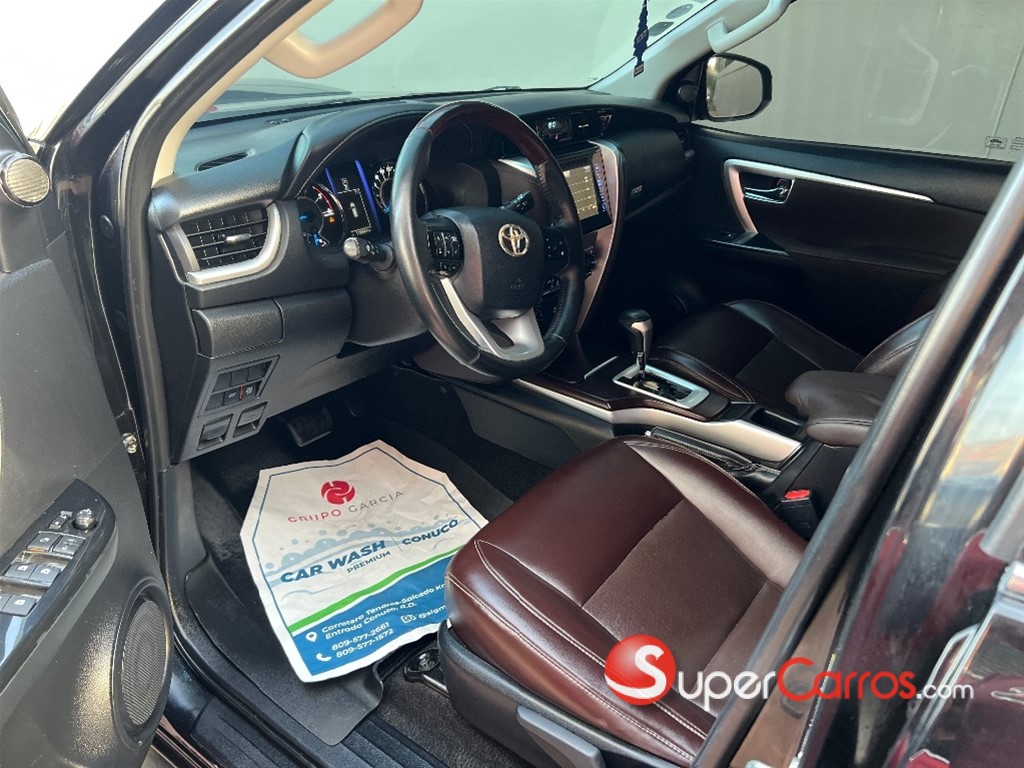 2017 Toyota Fortuner SRV — foto 6 / 11
