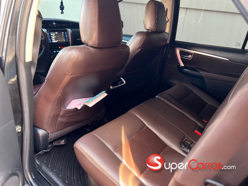 2017 Toyota Fortuner SRV — foto 8 / 11