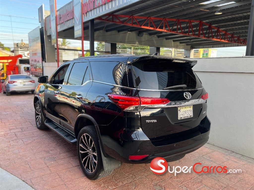 2017 Toyota Fortuner SRV — foto 9 / 11