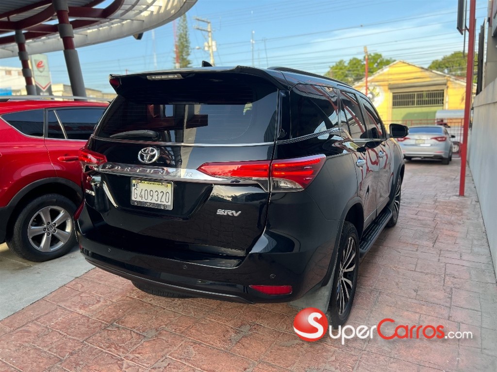 2017 Toyota Fortuner SRV — foto 10 / 11