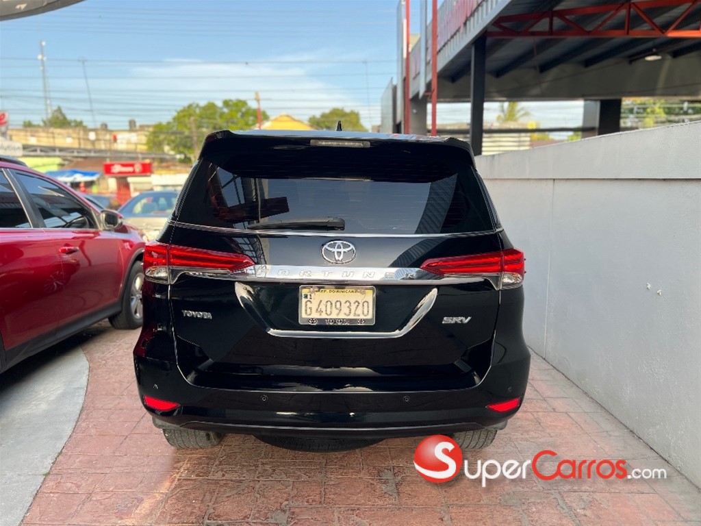 2017 Toyota Fortuner SRV — foto 11 / 11