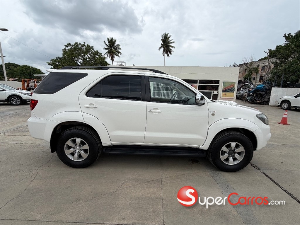 2008 Toyota Fortuner SRV — foto 7 / 12