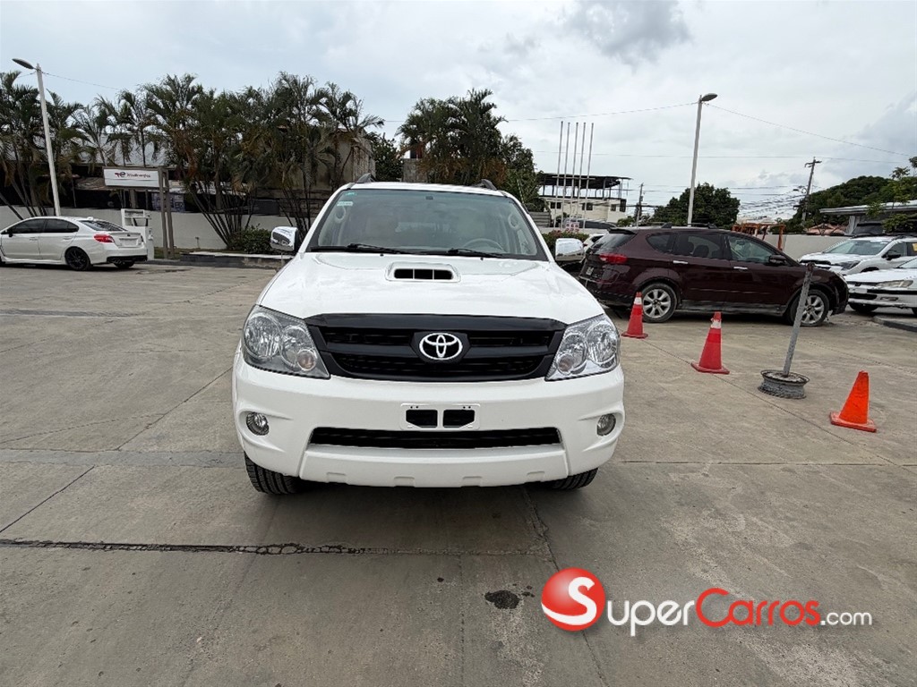 2008 Toyota Fortuner SRV — foto 9 / 12