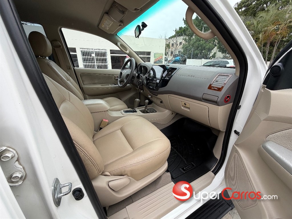 2008 Toyota Fortuner SRV — foto 10 / 12