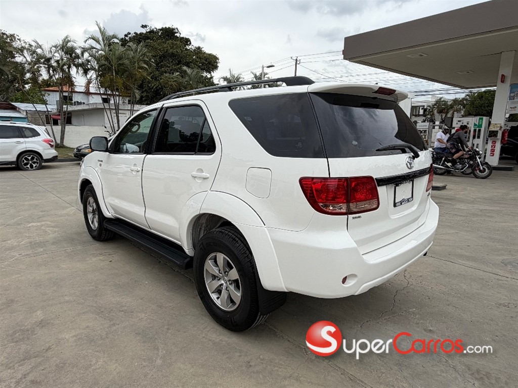 2008 Toyota Fortuner SRV — foto 11 / 12