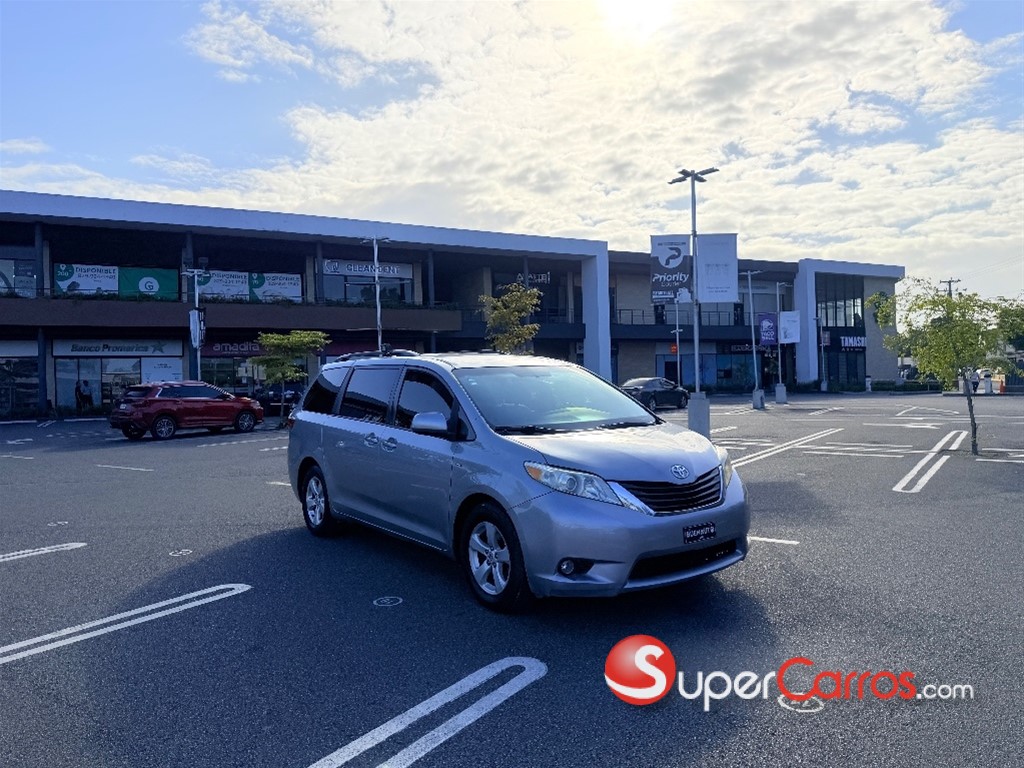2017 Toyota Sienna LE — foto 2 / 12