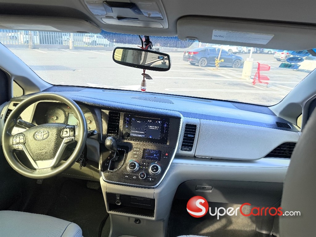 2017 Toyota Sienna LE — foto 4 / 12