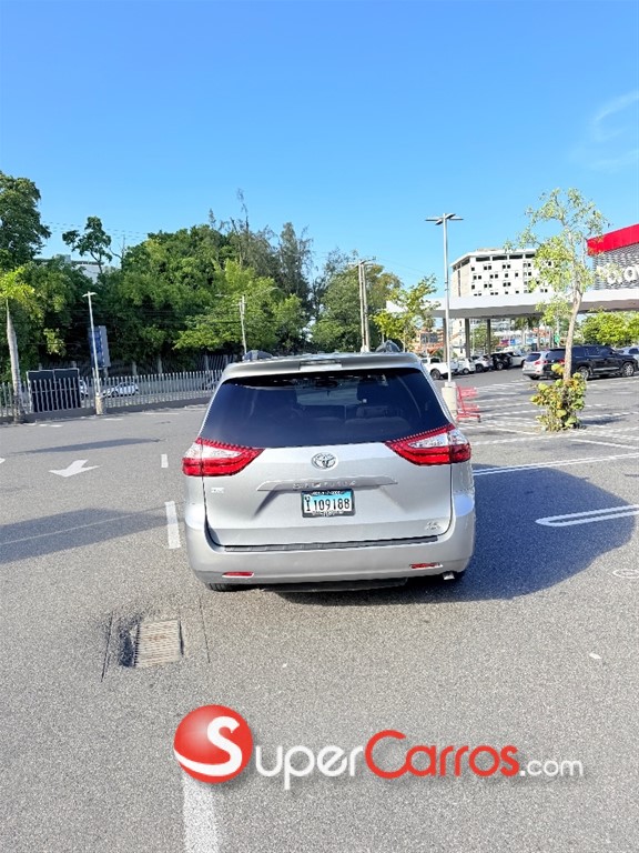 2017 Toyota Sienna LE — foto 6 / 12