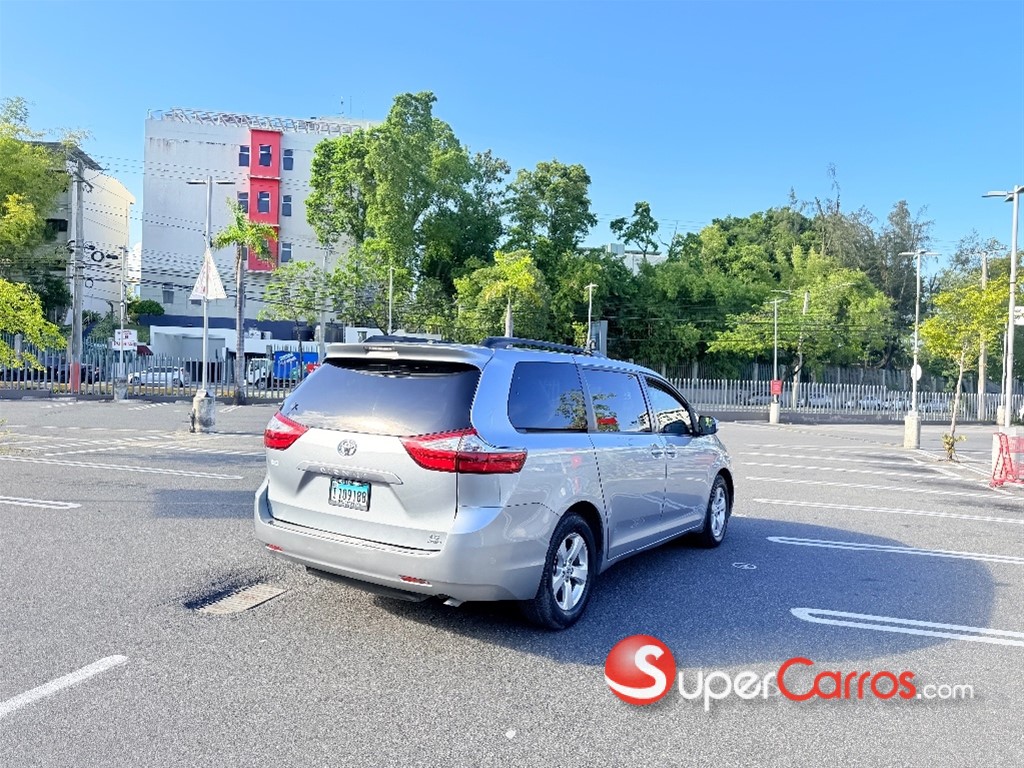2017 Toyota Sienna LE — foto 7 / 12