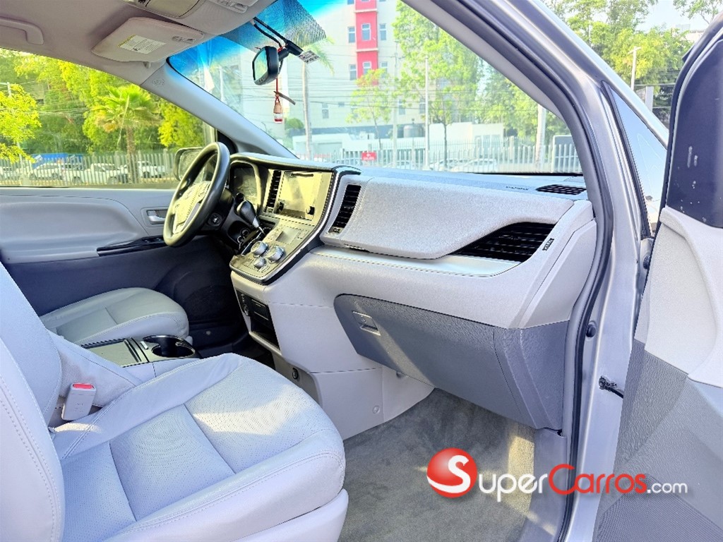 2017 Toyota Sienna LE — foto 8 / 12