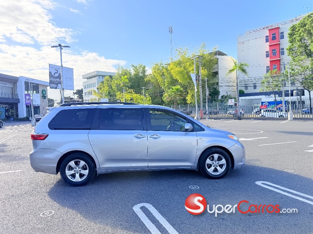 2017 Toyota Sienna LE — foto 9 / 12