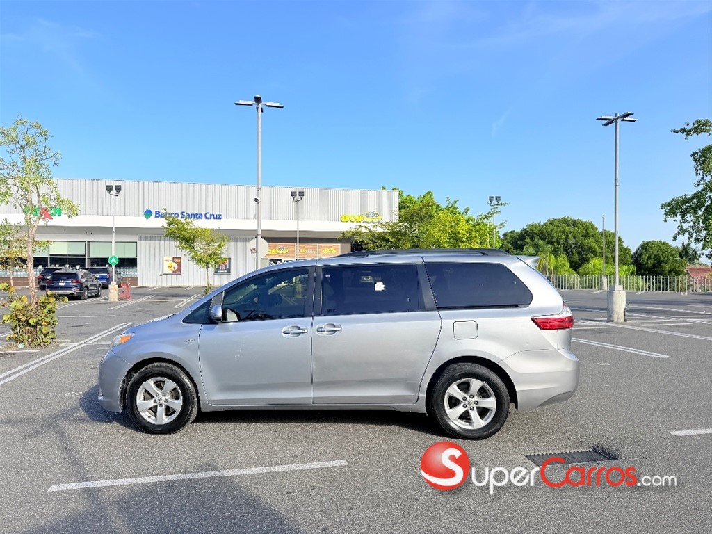 2017 Toyota Sienna LE — foto 10 / 12