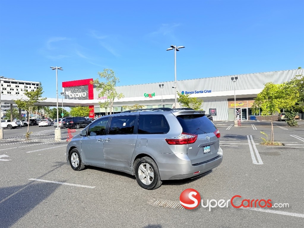 2017 Toyota Sienna LE — foto 11 / 12