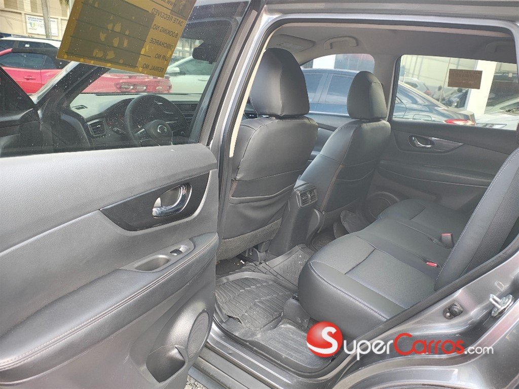 2020 Nissan Rogue SV — foto 8 / 10