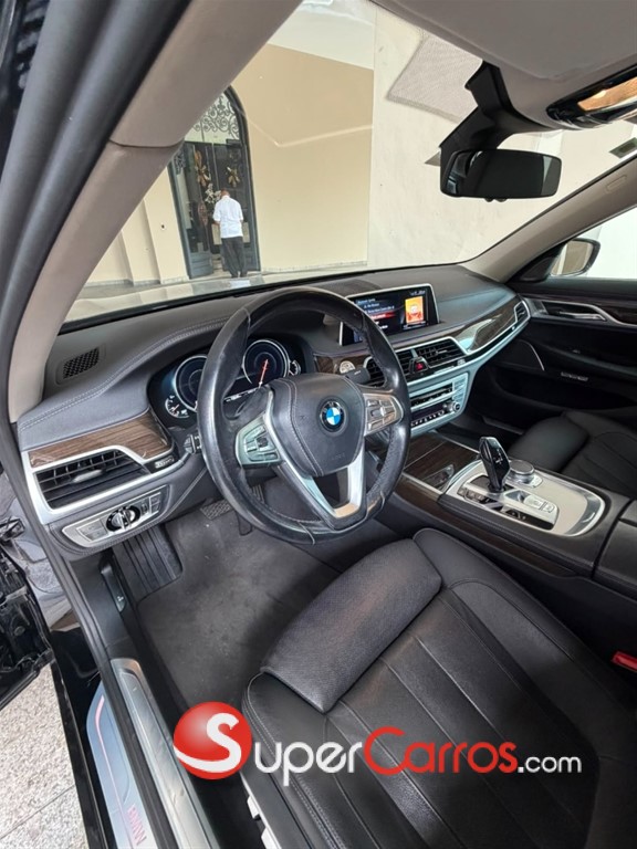 2017 BMW Serie 7 740i — foto 6 / 12