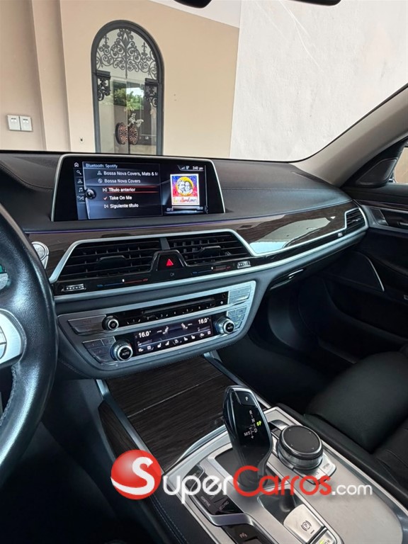 2017 BMW Serie 7 740i — foto 7 / 12