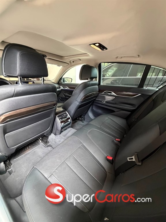 2017 BMW Serie 7 740i — foto 9 / 12